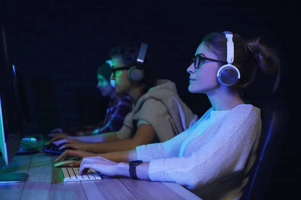 在俱乐部玩电脑游戏的年轻女性 — 图库照片
