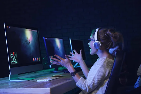 Jovem Emocional Jogando Jogo Computador Clube — Fotografia de Stock