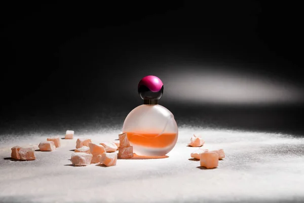 Fles Parfum Rahat Lakoum Tafel Tegen Donkere Achtergrond — Stockfoto