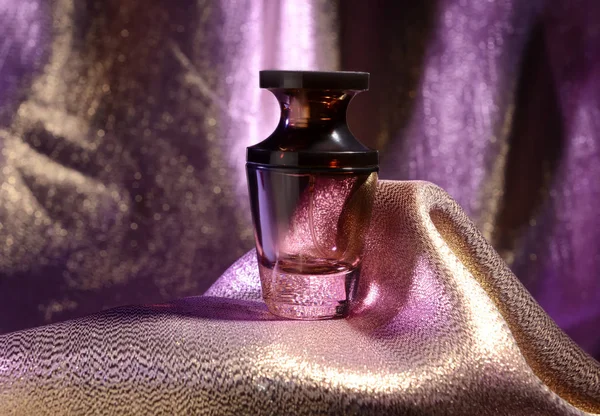 Botella Perfume Tela Colorida —  Fotos de Stock