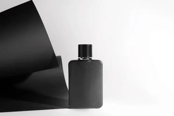 Flasche Männliches Parfüm Und Schwarzes Papier Auf Weißem Hintergrund — Stockfoto