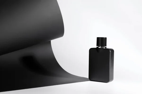 Flasche Männliches Parfüm Und Schwarzes Papier Auf Weißem Hintergrund — Stockfoto