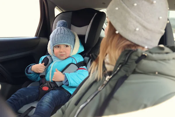 Femme Conduisant Une Voiture Avec Son Fils Bouclé Dans Siège — Photo