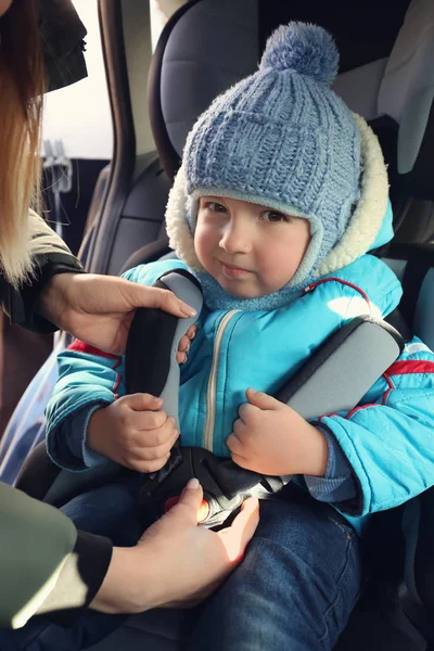 Mother Buckling Her Baby Car Seat — Stock Photo, Image