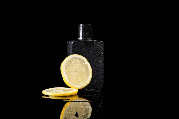 Garrafa Perfume Fatias Limão Fundo Escuro — Fotografia de Stock