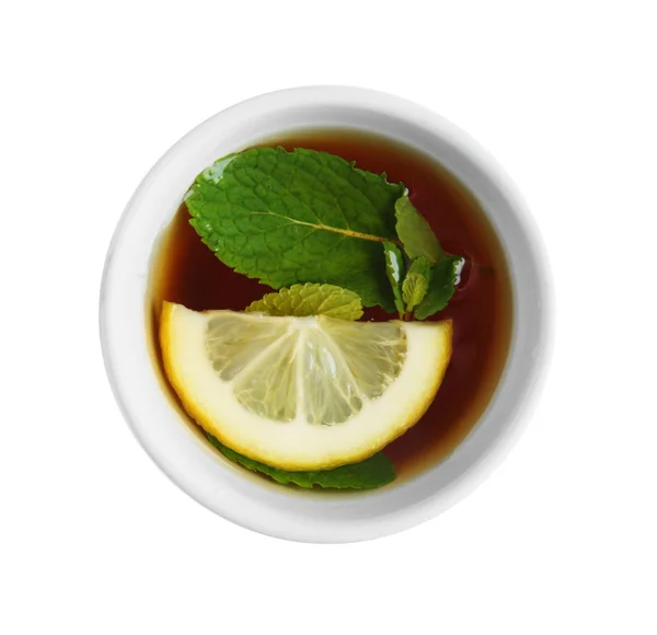 レモンとミント ホワイト バック グラウンドに熱いお茶のカップ — ストック写真