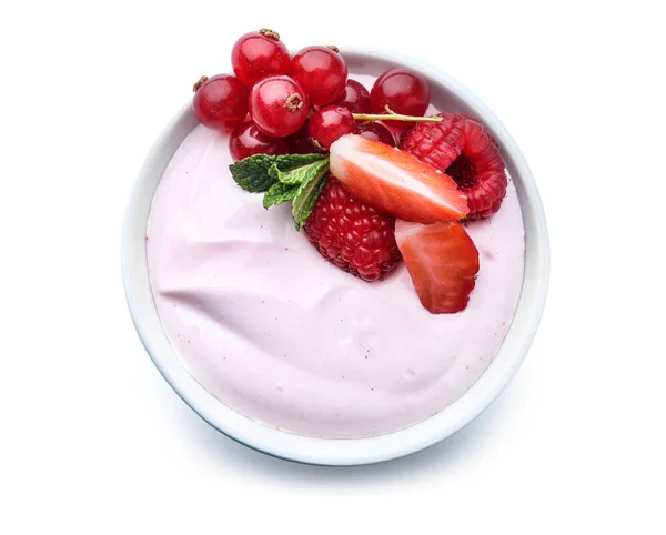 有美味酸奶和白色背景的浆果的碗 — 图库照片