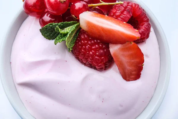 Miska Smaczny Jogurt Owoce Białym Tle Zbliżenie — Zdjęcie stockowe