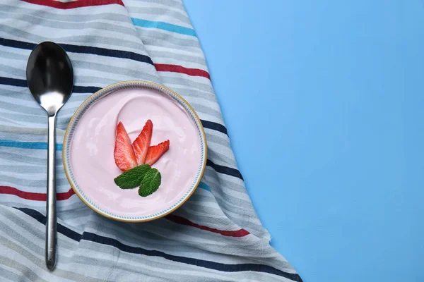 Чаша Вкусным Клубничным Йогуртом Цветном Фоне — стоковое фото