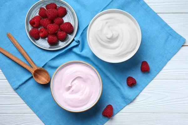Skål Med Välsmakande Yoghurt Och Bär Bordet — Stockfoto