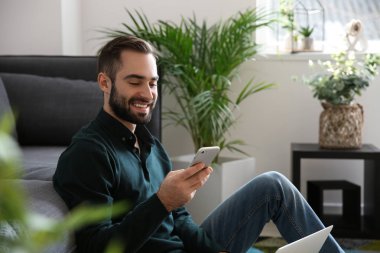 Cep telefonu evde çalışma ile genç serbest meslek