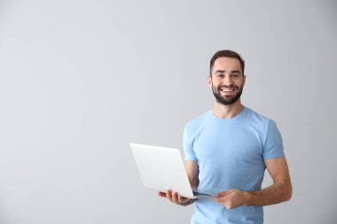 Açık renkli laptop ile genç serbest meslek