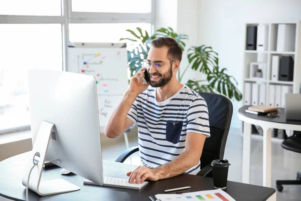 Young Man Talking Mobile Phone While Working Computer Office — Stock Photo, Image
