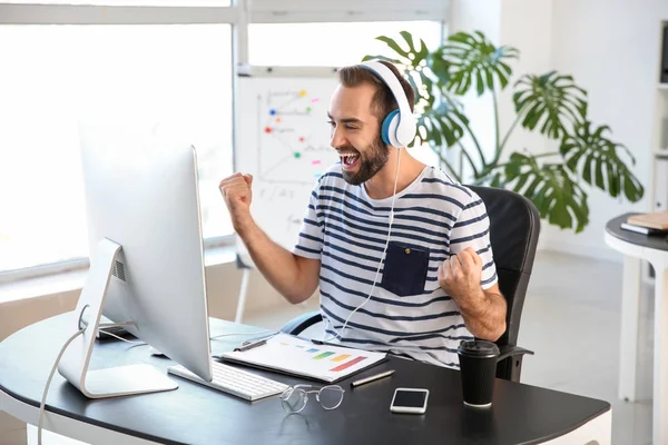 Emotional Man Headphones Working Computer Office — Stock Photo, Image