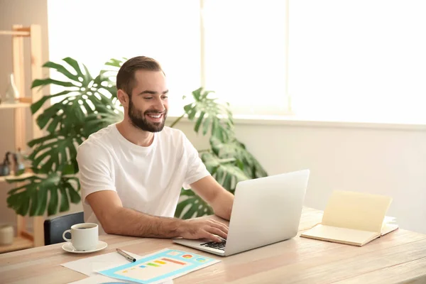 Young Freelancer Working Laptop Office — Stock Photo, Image