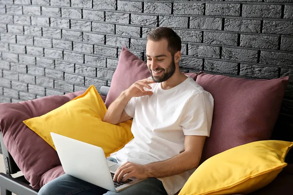 Joven Freelancer Con Portátil Sentado Sofá — Foto de Stock