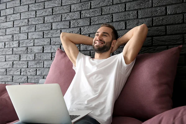 Joven Freelancer Descansando Casa — Foto de Stock