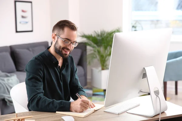 Joven Empresario Que Trabaja Computadora Oficina — Foto de Stock