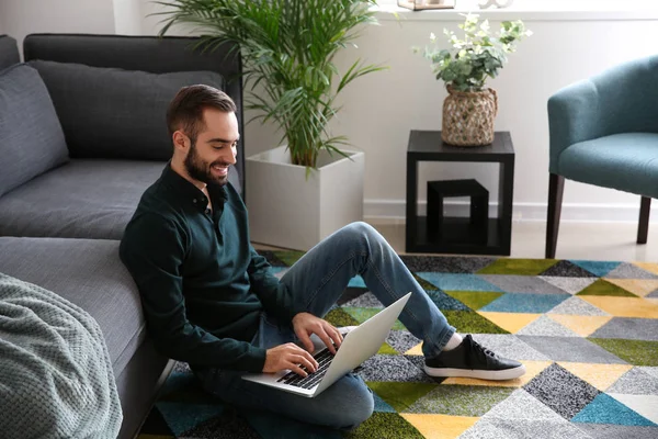 Young Freelancer Working Laptop Home — Stock Photo, Image
