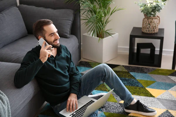 Jeune Pigiste Parler Sur Téléphone Mobile Tout Travaillant Sur Ordinateur — Photo