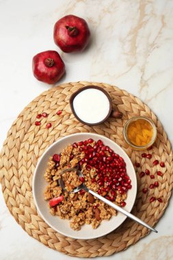 Masada granola ve nar tohumları ile plaka