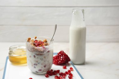 Tatlı nar tohumları cam masa lambası Tarih ile