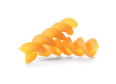 Pişmemiş düdük makarna beyaz arka plan üzerine