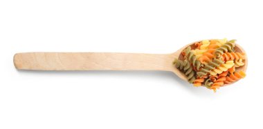 Pişmemiş Düdük makarna beyaz arka plan üzerine kaşıkla