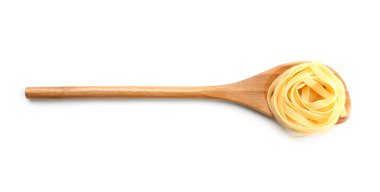 Pişmemiş makarna beyaz zemin üzerine kaşıkla