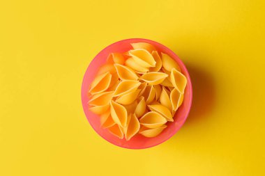 Pişmemiş conchiglie makarna renk arka plan üzerinde
