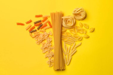 Renk arka plan üzerinde pişmemiş makarna çeşitleri