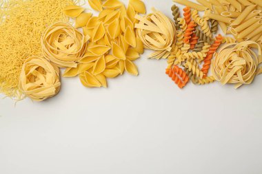 Hafif arkaplanda pişmemiş makarna çeşitleri