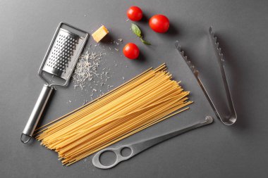 Gri arka plan üzerinde pişmemiş makarna makarna ile kompozisyon