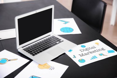 Modern ofis karanlık tabloda üstünde Laptop