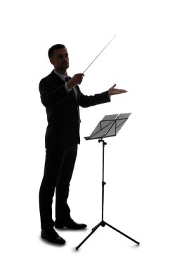Beyaz arka plan üzerinde genç orkestra Şef silüeti