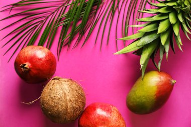 Sulu tropikal meyve ve yaprakları renk arka plan üzerinde çerçeve yaptı