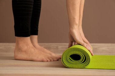 Spor salonunda yoga mat olan sportif kadın