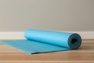 Yoga mat katta içinde jimnastik salonu