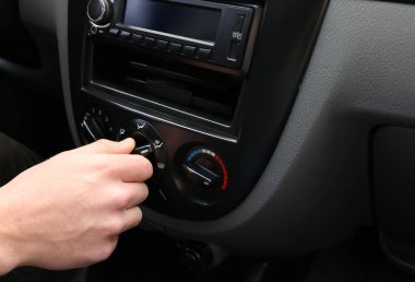 Adam modern araba, closeup Klima havalandırma sisteminde ayarlama