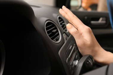 Klima arabada, closeup işleyişini kontrol kadın