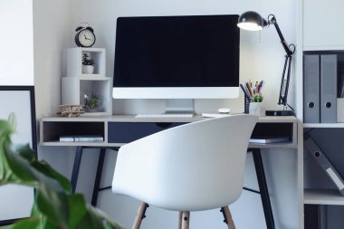 Beyaz duvarının yakınında modern bilgisayar ile şık İşyeri
