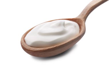 Tahta kaşıkla beyaz zemin üzerine lezzetli yoğurt