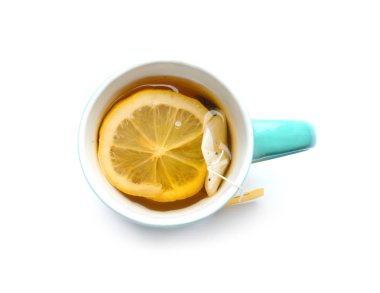 Beyaz arka planda limonlu sıcak çay.