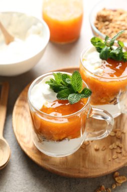 Su bardağı reçel tablo ile lezzetli yoğurt