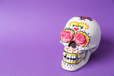 Meksika'nın ölüler günü ' renk arka plan üzerinde için insan kafatası boyalı