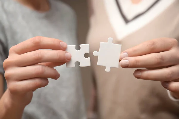 Vrouwen Met Stukjes Van Puzzel Close — Stockfoto