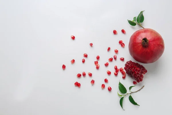 Ripe Pomegranate Seeds White Background — Stock Photo, Image