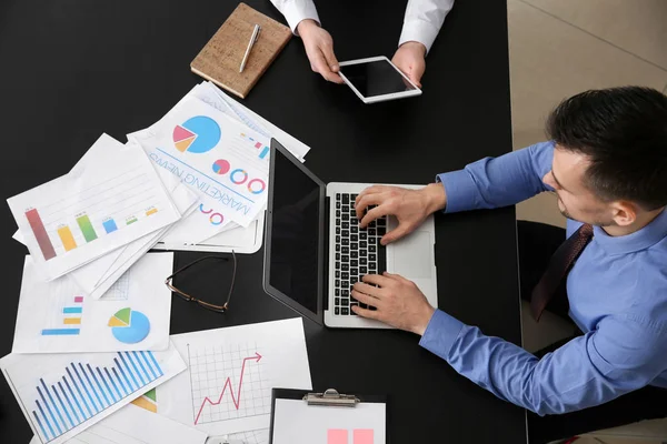 Young Colleagues Working Together Table — Stock Photo, Image