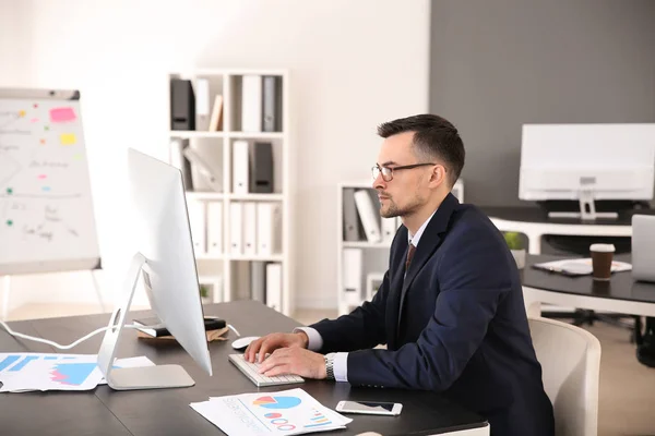 Young Businessman Working Computer Modern Office — Stock Photo, Image