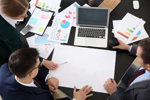 Young Colleagues Blank Sheet Paper Working Together Table — Stock Photo, Image